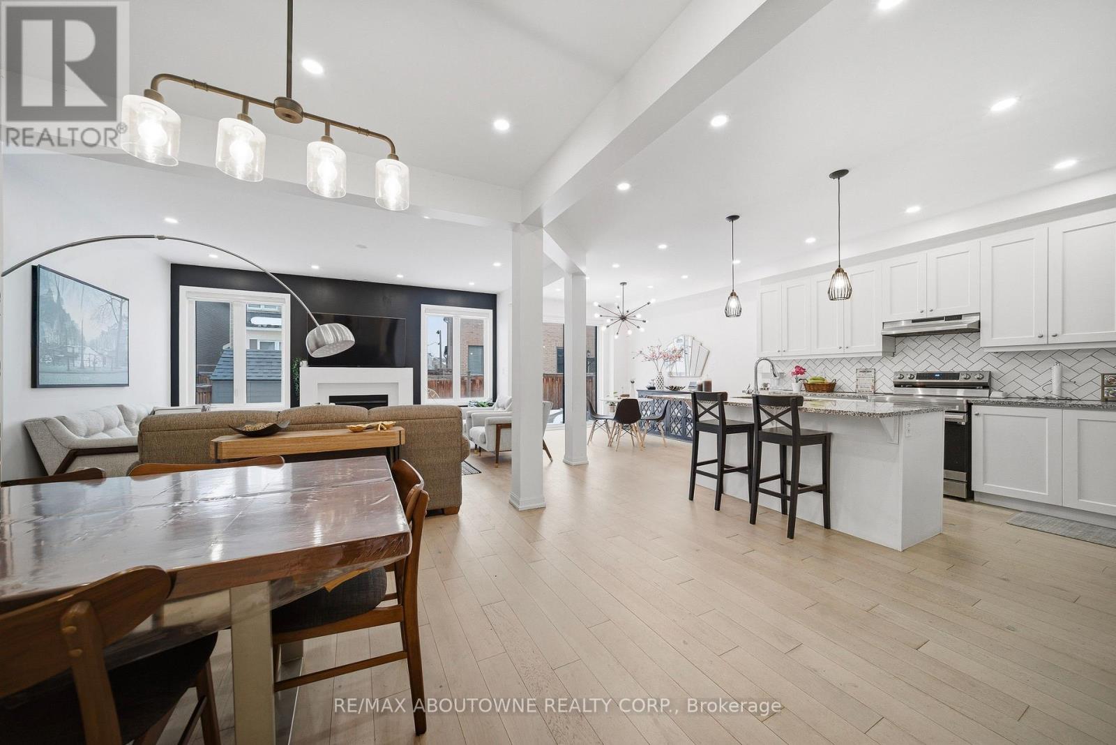 Upper - 275 Ironside Drive, Oakville, Ontario  L6M 1R1 - Photo 10 - W12794756