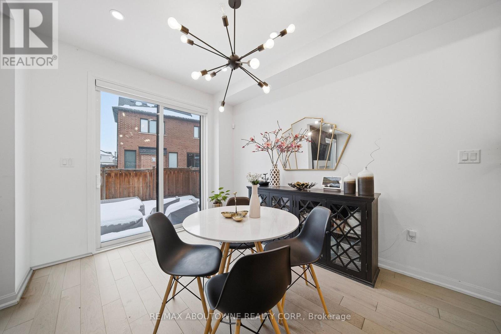 Upper - 275 Ironside Drive, Oakville, Ontario  L6M 1R1 - Photo 15 - W12794756