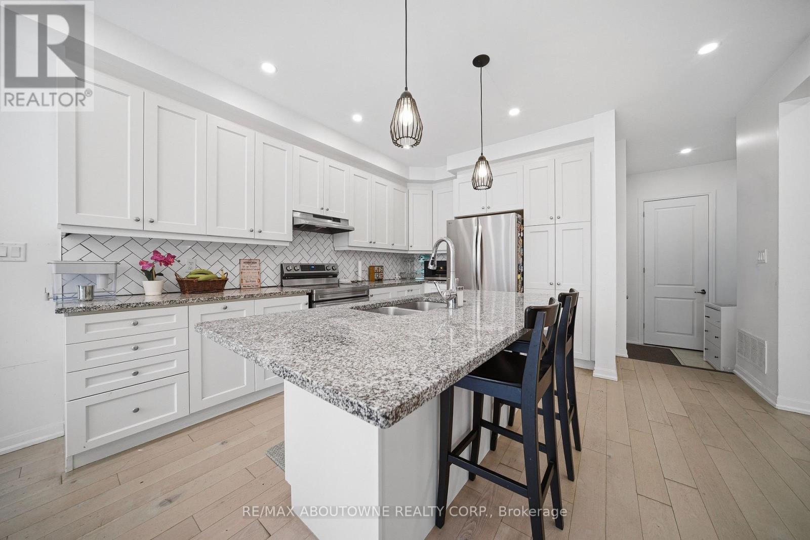 Upper - 275 Ironside Drive, Oakville, Ontario  L6M 1R1 - Photo 16 - W12794756