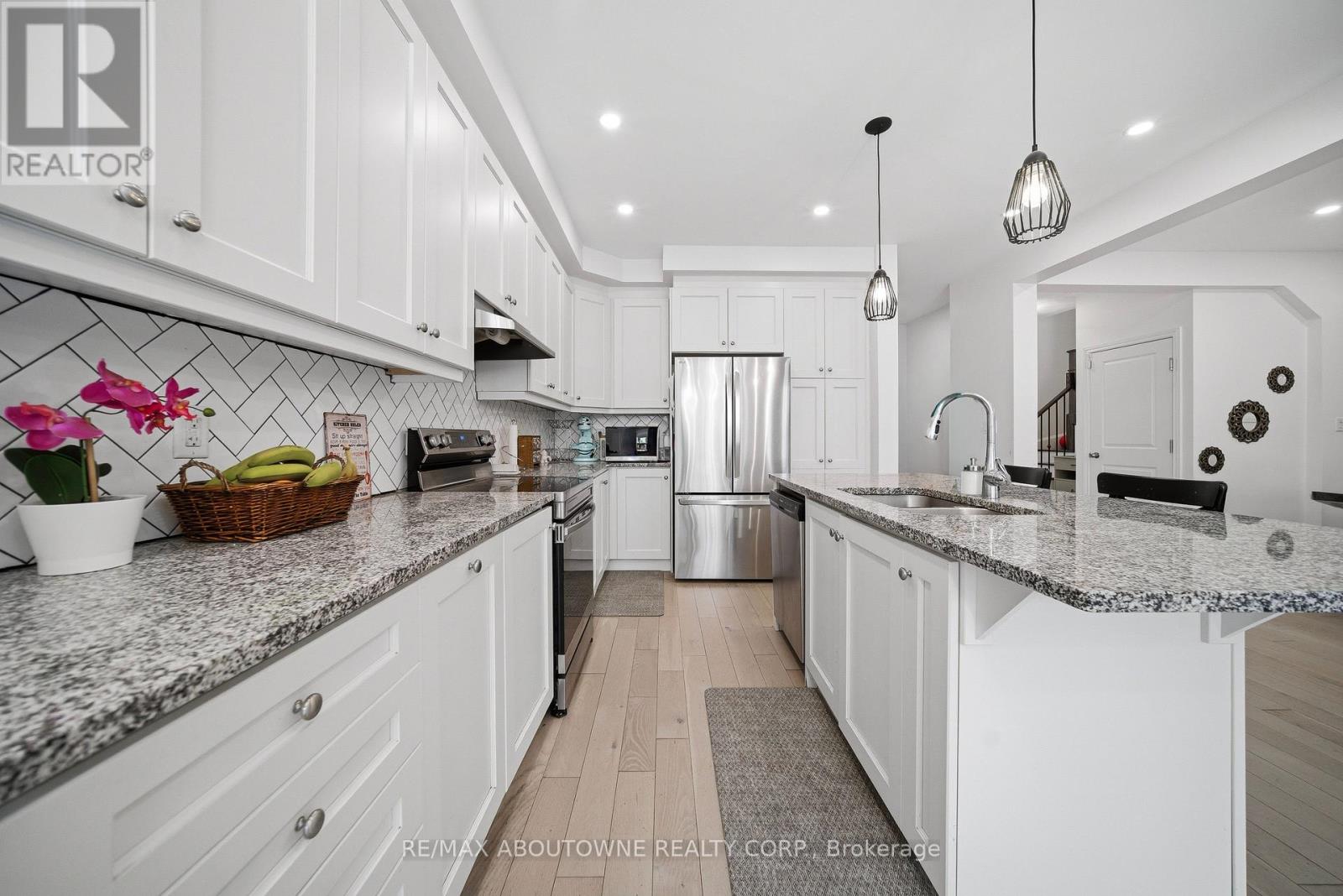 Upper - 275 Ironside Drive, Oakville, Ontario  L6M 1R1 - Photo 17 - W12794756