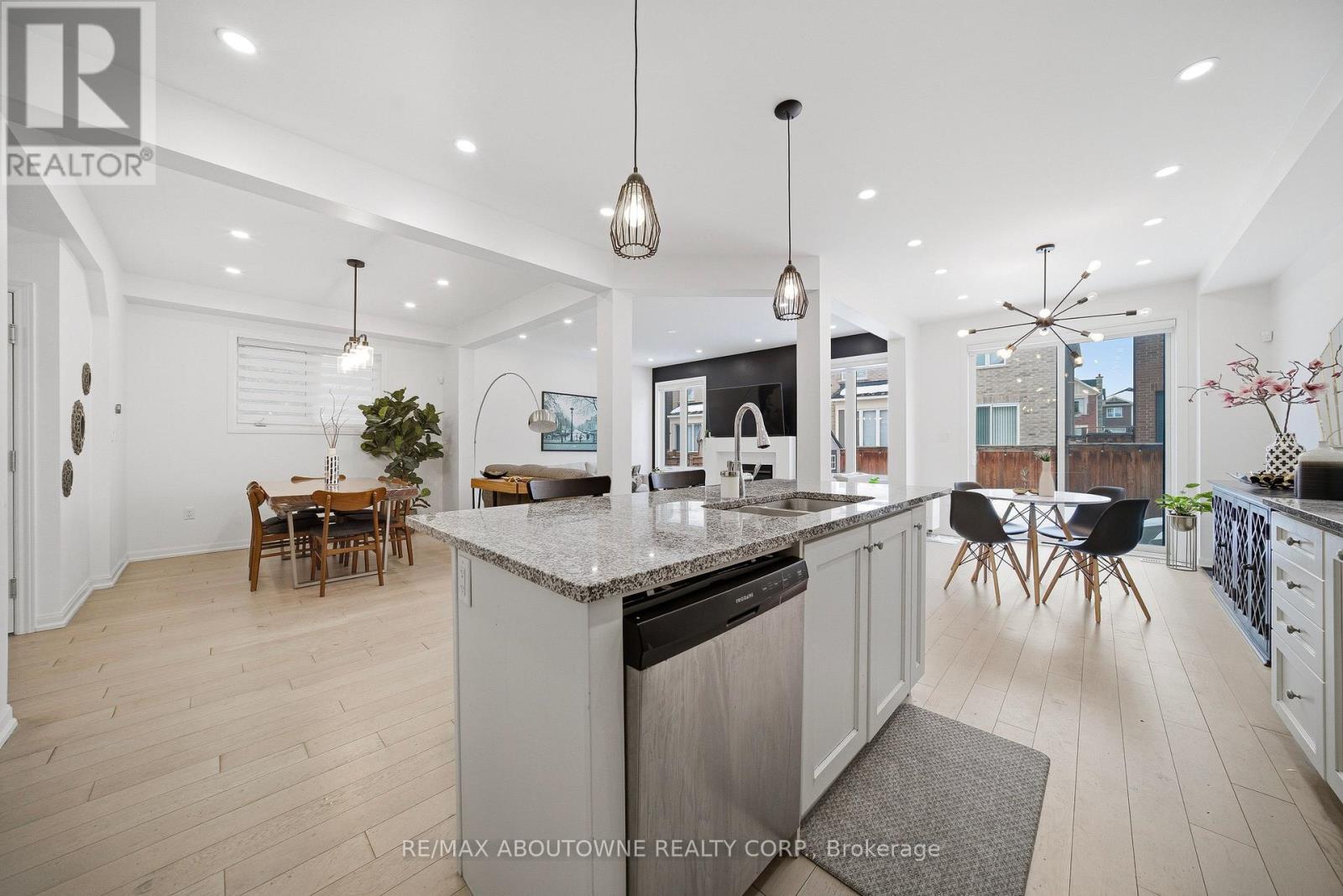 Upper - 275 Ironside Drive, Oakville, Ontario  L6M 1R1 - Photo 19 - W12794756