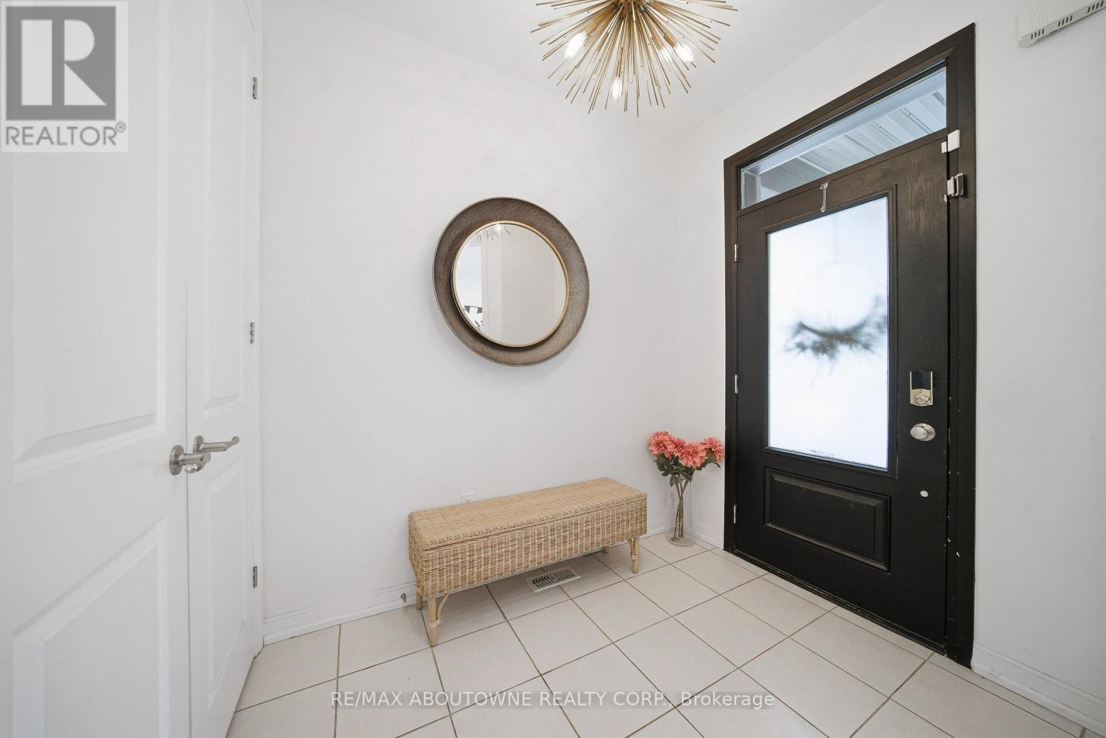 Upper - 275 Ironside Drive, Oakville, Ontario  L6M 1R1 - Photo 3 - W12794756