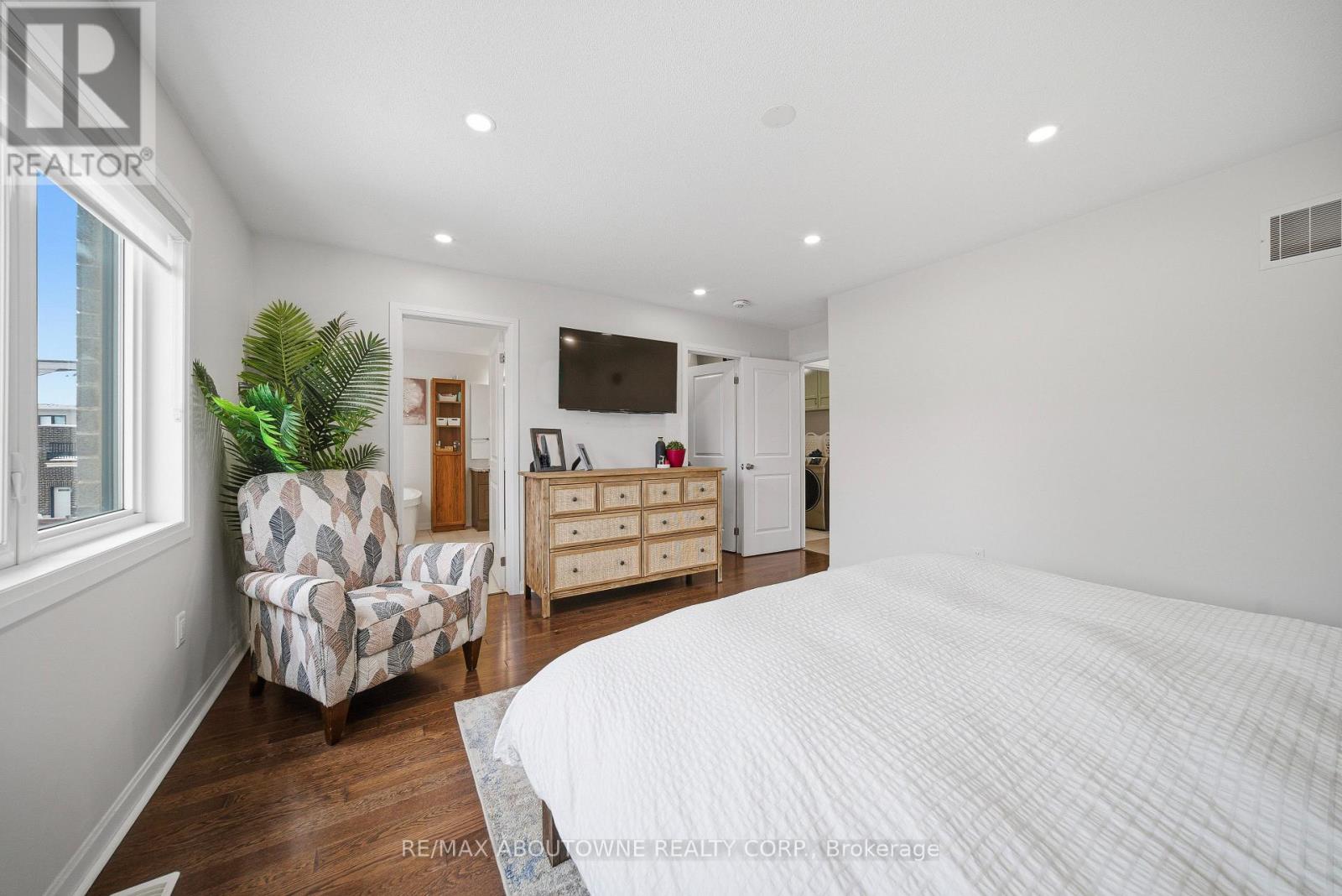 Upper - 275 Ironside Drive, Oakville, Ontario  L6M 1R1 - Photo 31 - W12794756