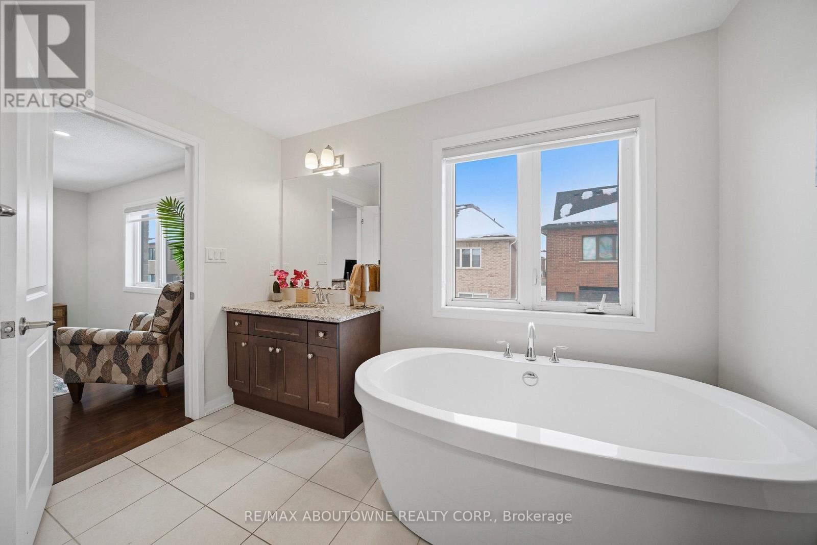 Upper - 275 Ironside Drive, Oakville, Ontario  L6M 1R1 - Photo 36 - W12794756