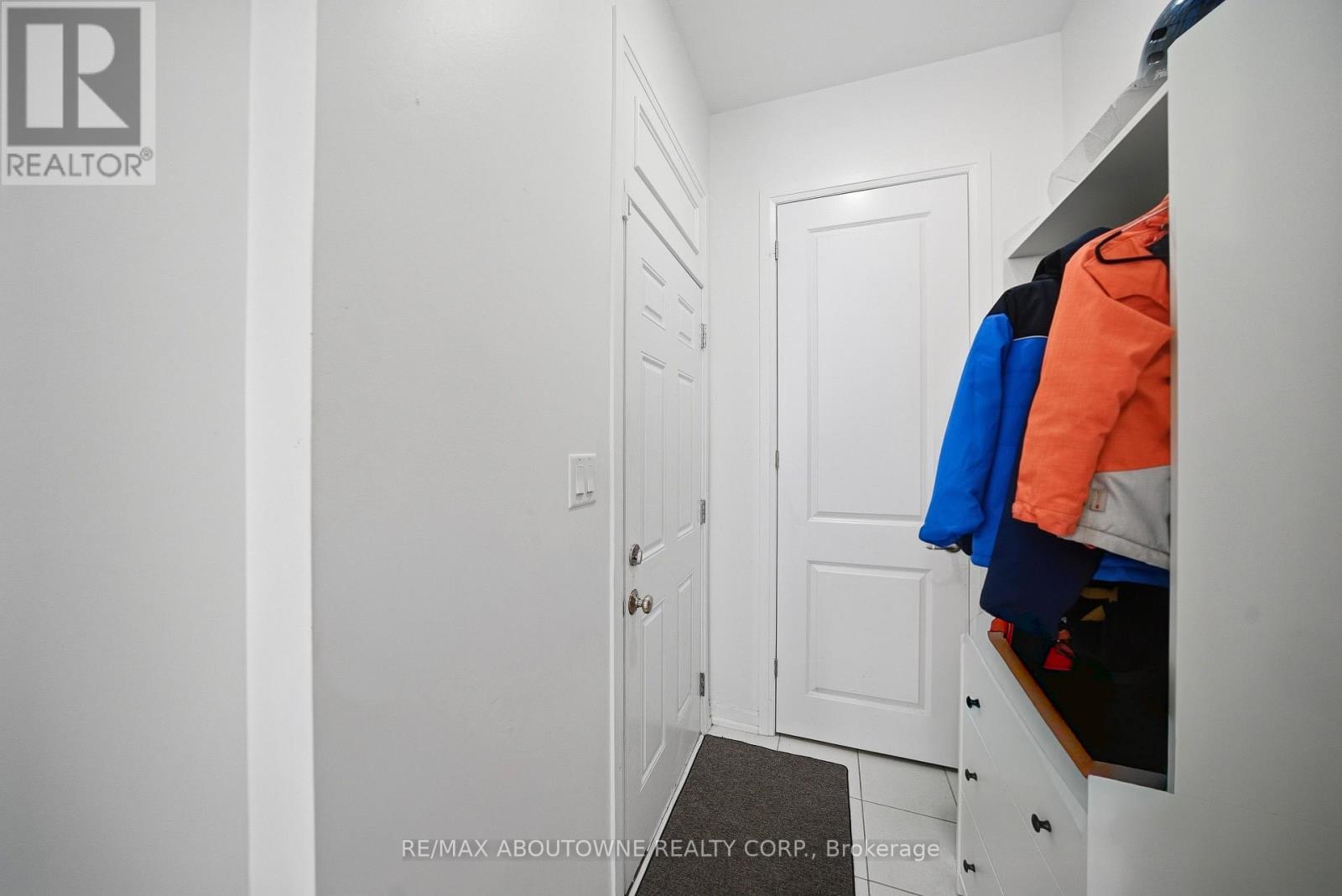 Upper - 275 Ironside Drive, Oakville, Ontario  L6M 1R1 - Photo 37 - W12794756