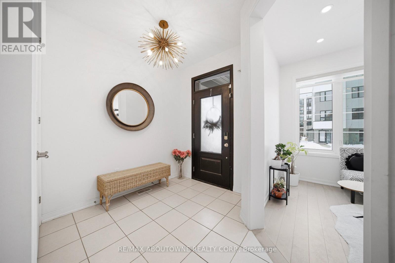 Upper - 275 Ironside Drive, Oakville, Ontario  L6M 1R1 - Photo 4 - W12794756