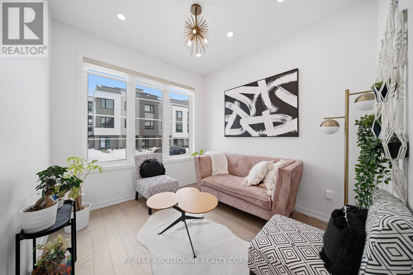 Upper - 275 Ironside Drive, Oakville, Ontario  L6M 1R1 - Photo 5 - W12794756