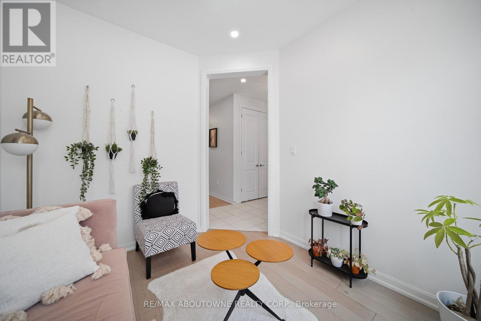 Upper - 275 Ironside Drive, Oakville, Ontario  L6M 1R1 - Photo 6 - W12794756