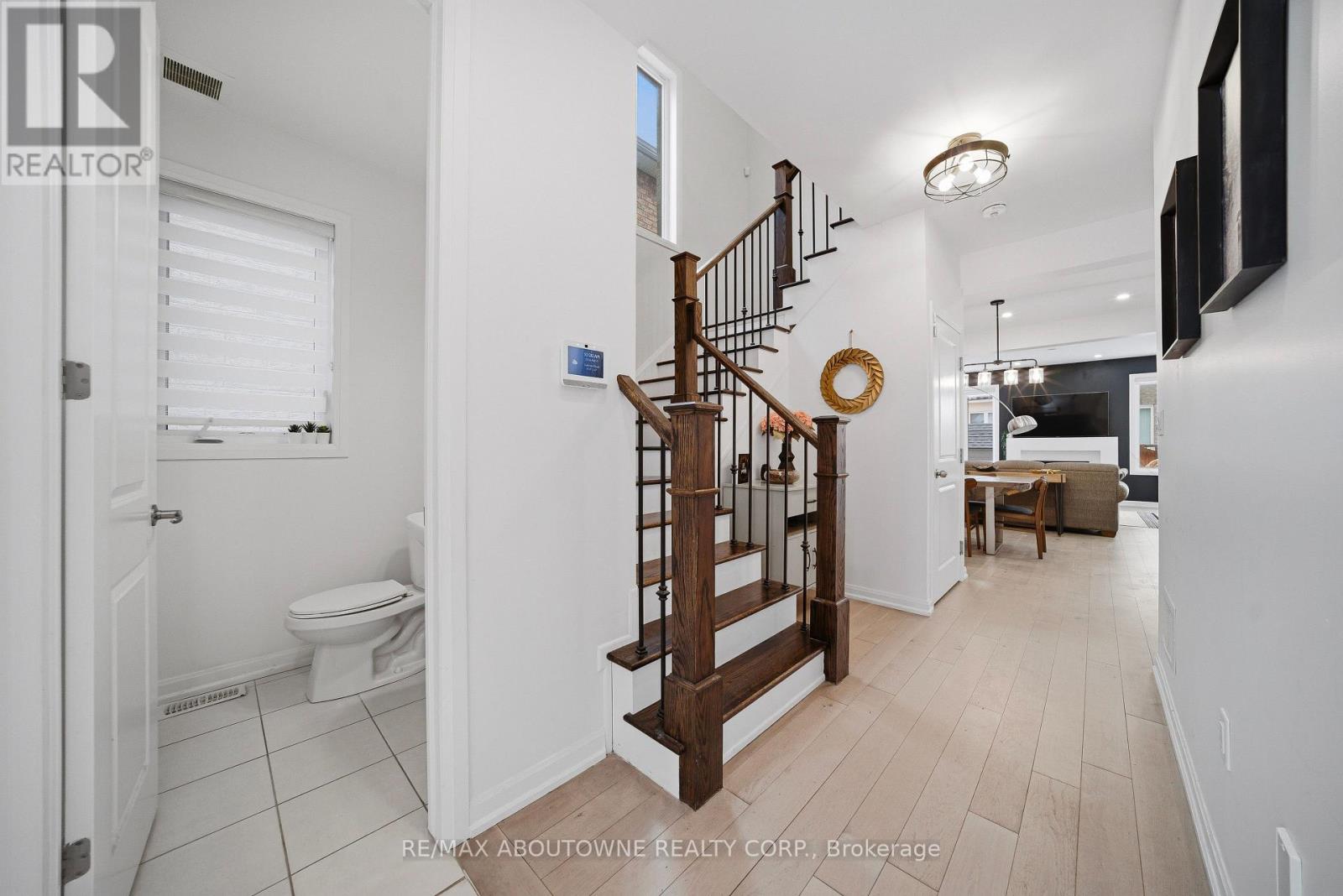 Upper - 275 Ironside Drive, Oakville, Ontario  L6M 1R1 - Photo 7 - W12794756