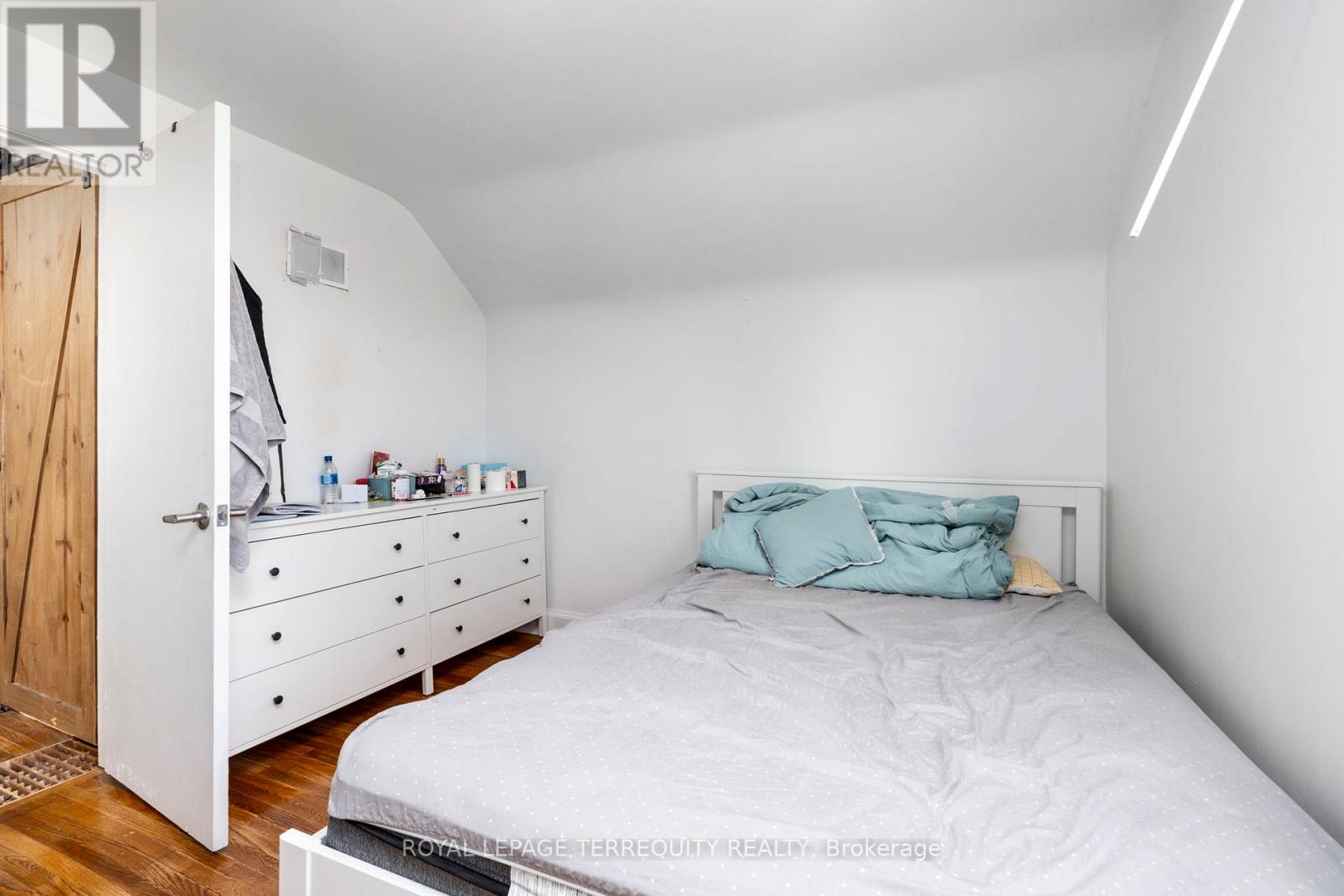 64 Pelmo Crescent, Toronto, Ontario  M9N 2X5 - Photo 17 - W12794808