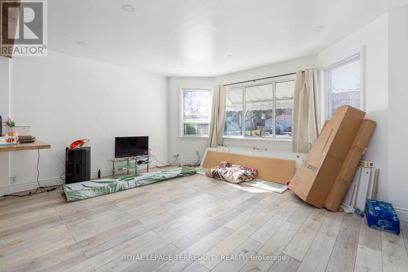 64 Pelmo Crescent, Toronto, Ontario  M9N 2X5 - Photo 5 - W12794808