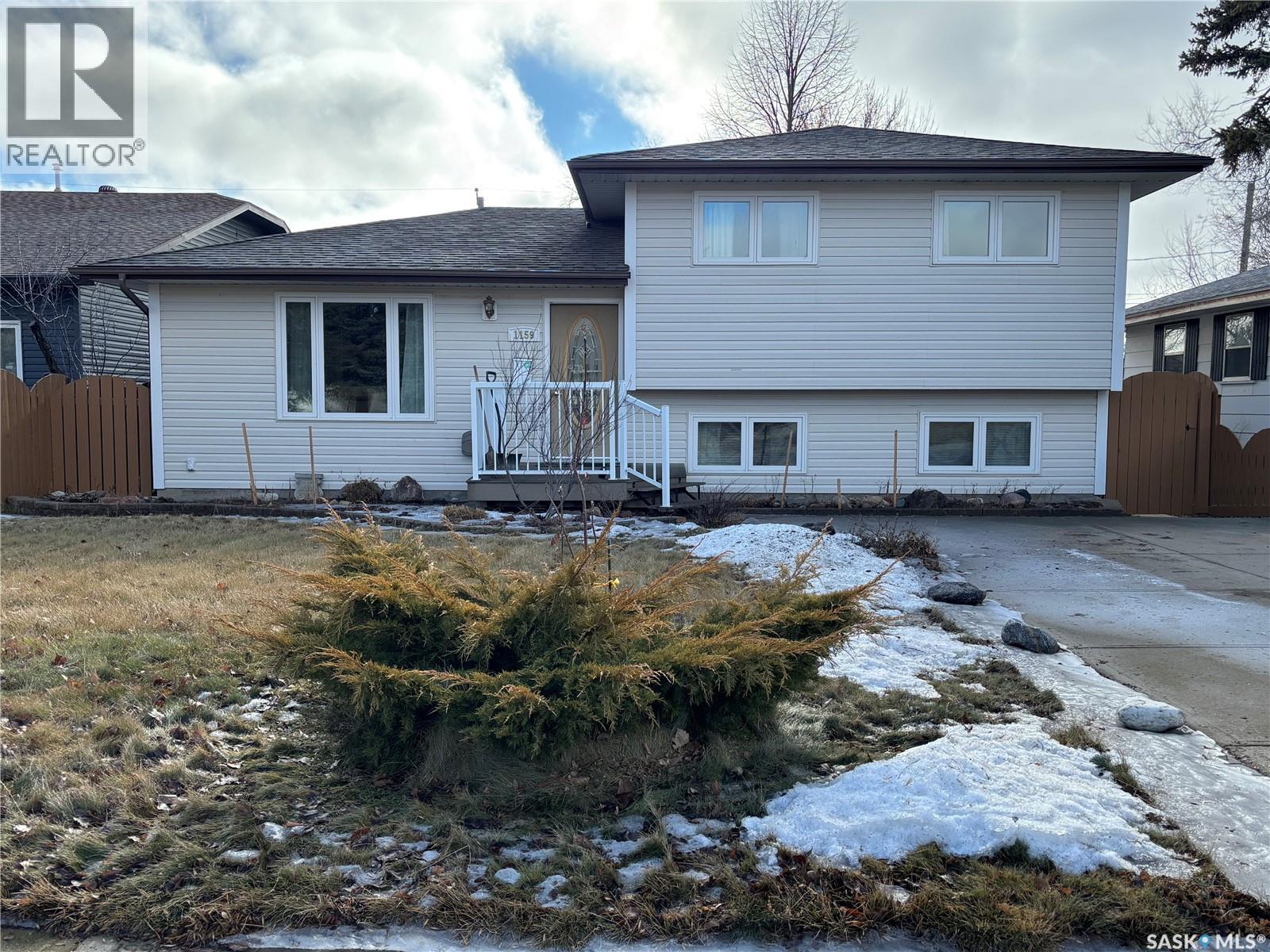 1159 Hochelaga Street W, Moose Jaw, Saskatchewan  S6H 2J3 - Photo 2 - SK028698