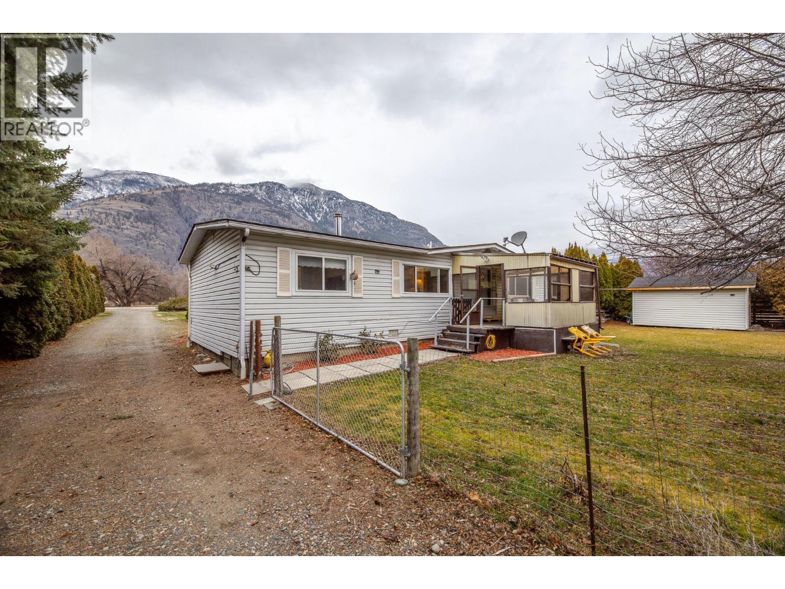 2096 Main Street, Cawston, British Columbia  V0X 1C1 - Photo 61 - 10327995