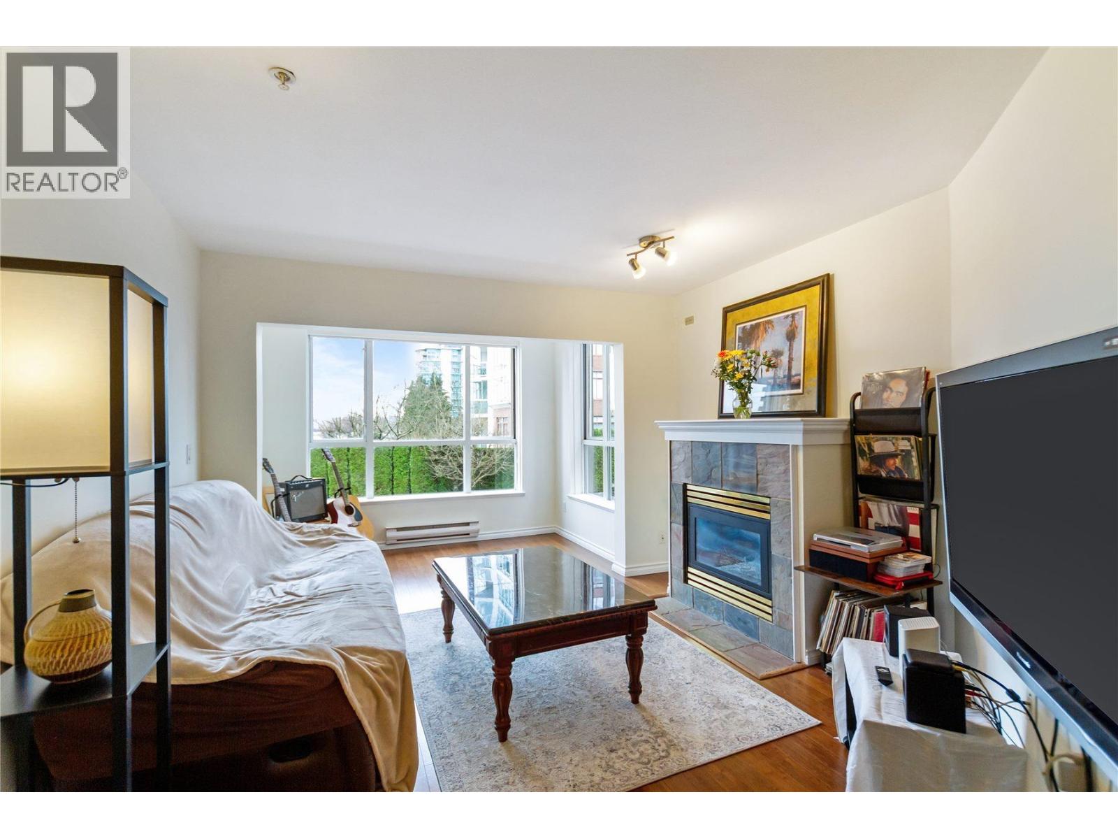 204 155 E 3rd Street, North Vancouver, British Columbia  V7L 1E5 - Photo 4 - R3090125