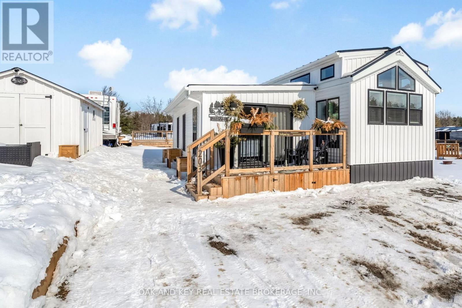 203 - 4838 Switzer Drive, Southwest Middlesex, Ontario  N0L 1A0 - Photo 1 - X12789656