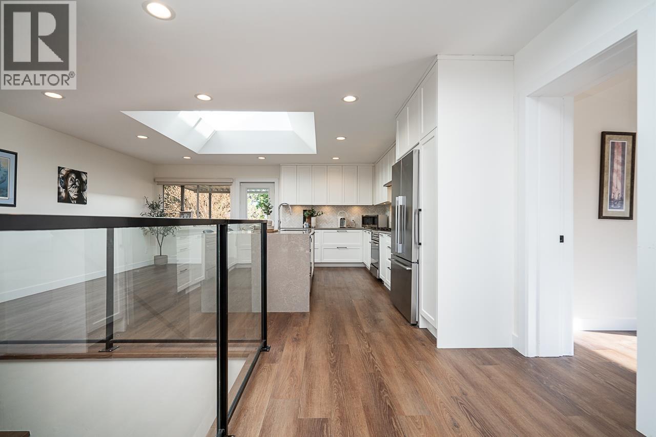 220 N Grosvenor Avenue, Burnaby, British Columbia  V5B 1J4 - Photo 12 - R3090464