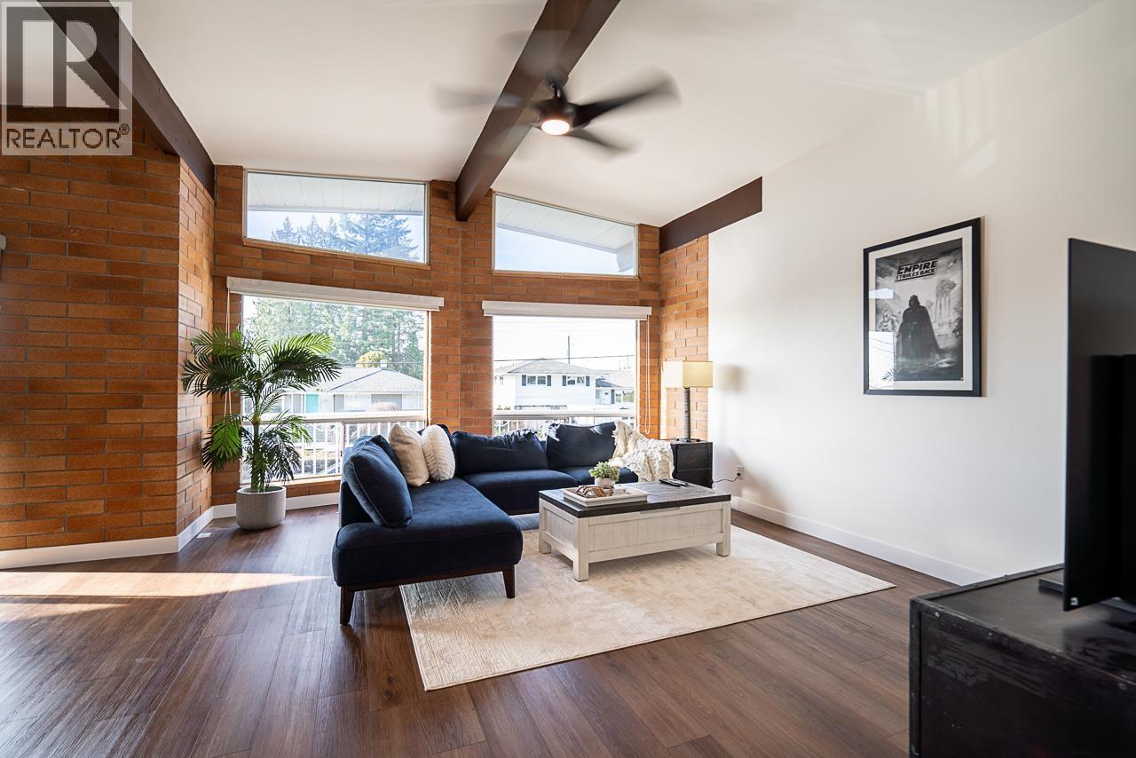 220 N Grosvenor Avenue, Burnaby, British Columbia  V5B 1J4 - Photo 3 - R3090464