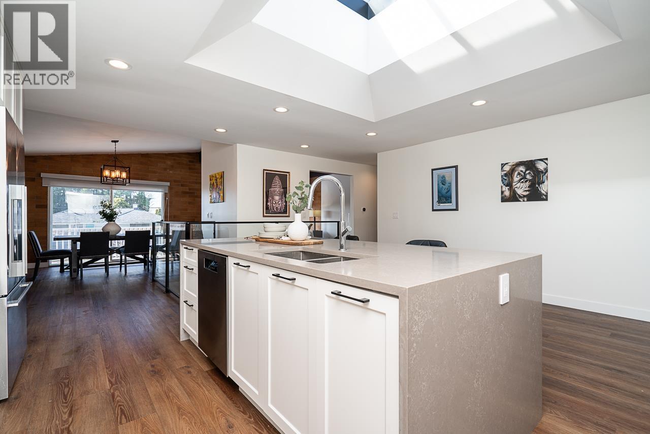 220 N Grosvenor Avenue, Burnaby, British Columbia  V5B 1J4 - Photo 9 - R3090464