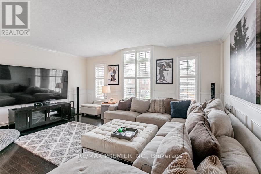 11 Four Seasons Circle, Brampton, Ontario  L7A 2A8 - Photo 9 - W12794886