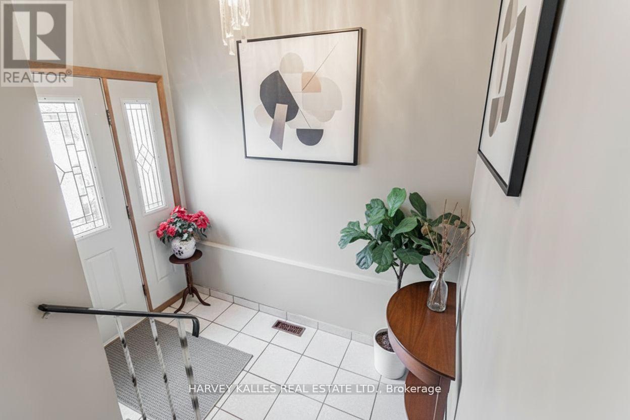 33 Tolton Drive S, Brampton, Ontario  L6V 2P9 - Photo 2 - W12794926