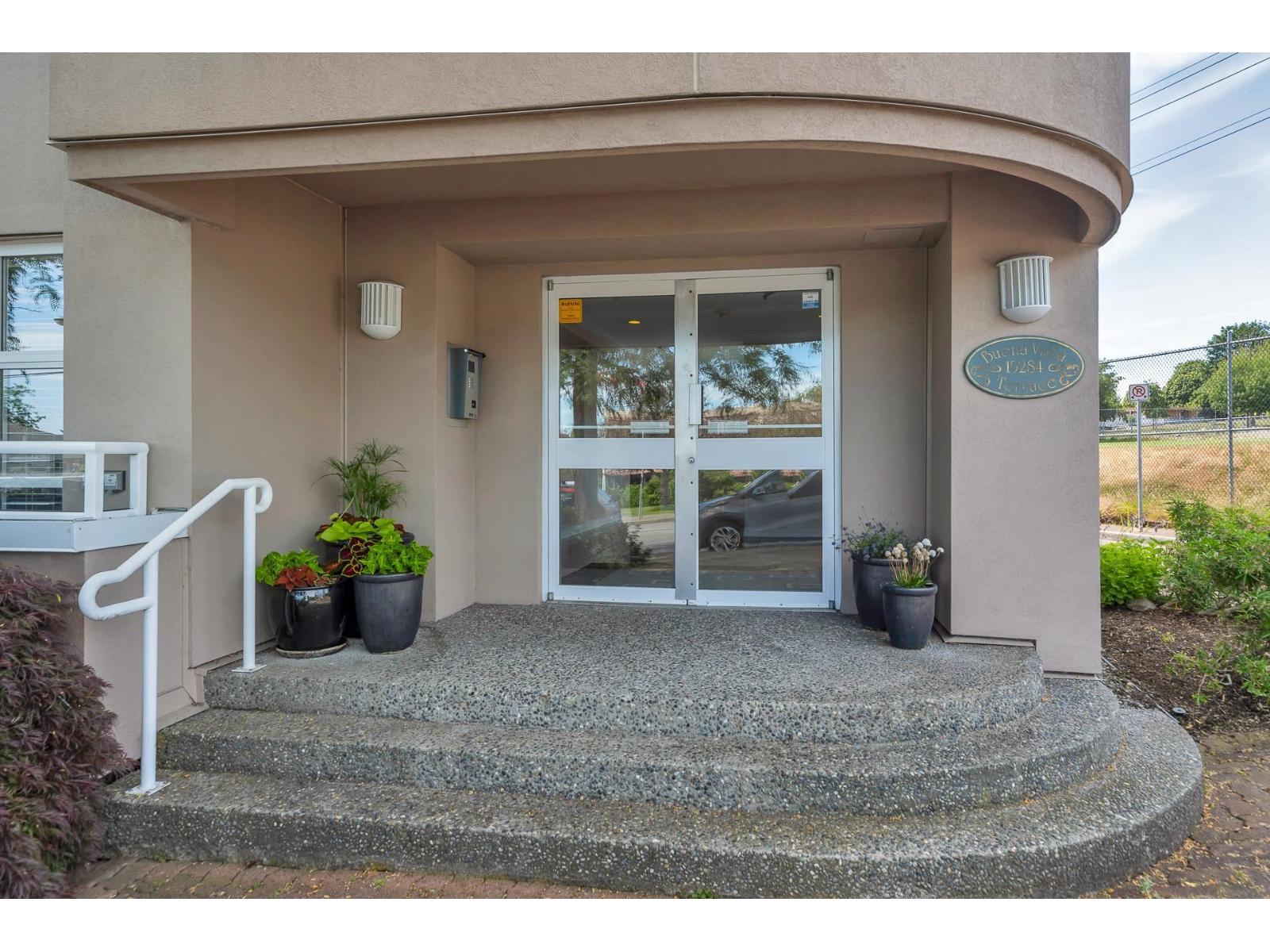 202 15284 Buena Vista Avenue, White Rock, British Columbia  V4B 5K5 - Photo 2 - R3090549