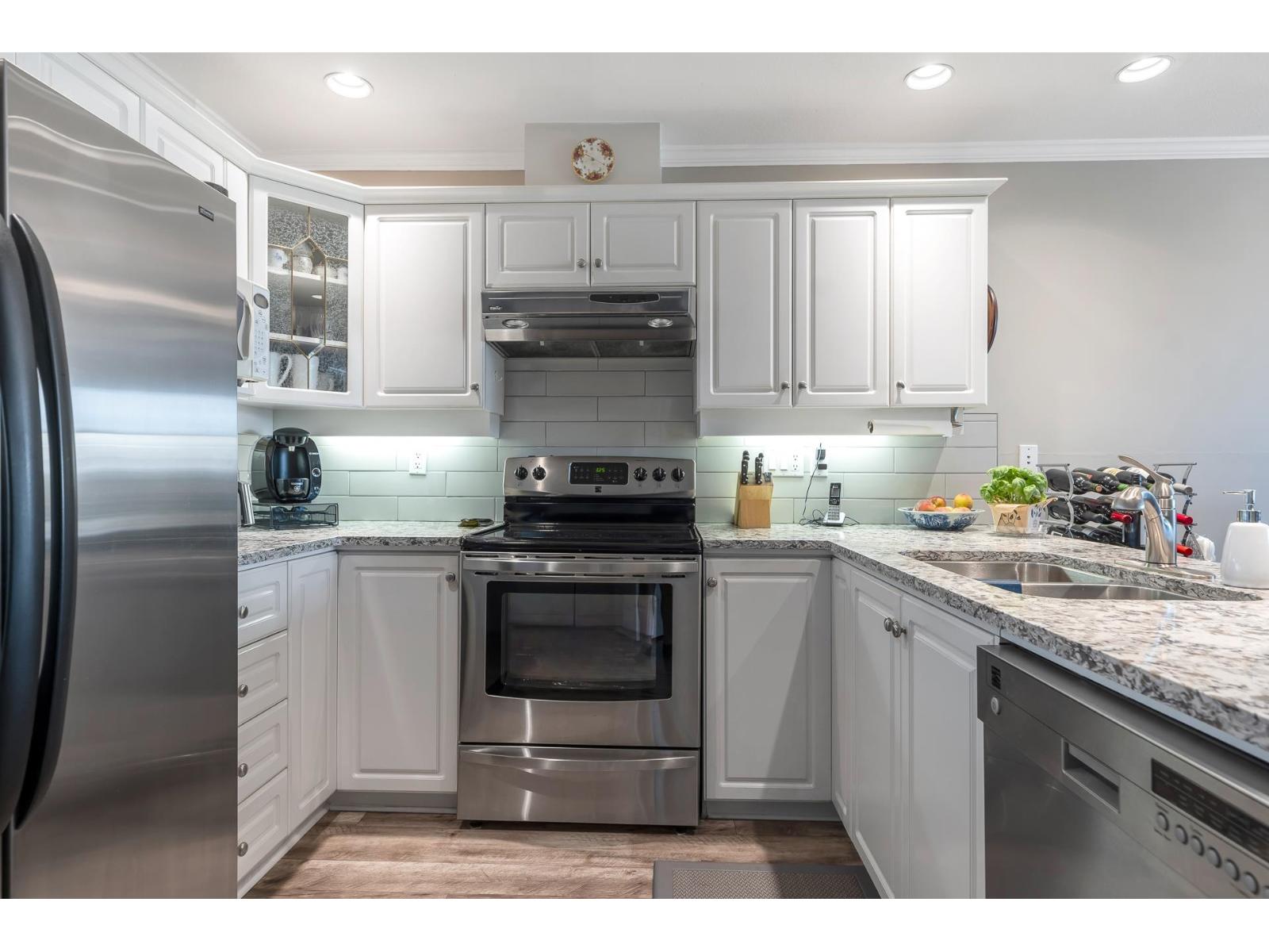 202 15284 Buena Vista Avenue, White Rock, British Columbia  V4B 5K5 - Photo 5 - R3090549