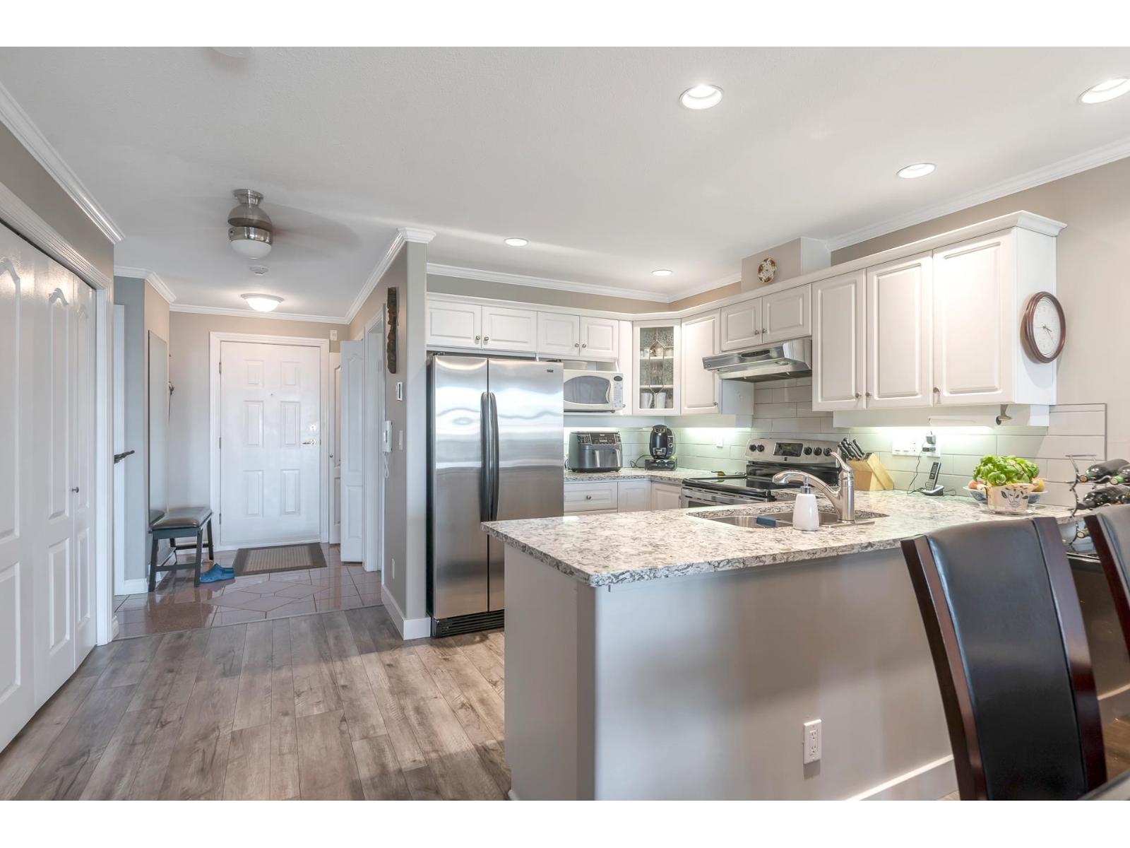 202 15284 Buena Vista Avenue, White Rock, British Columbia  V4B 5K5 - Photo 9 - R3090549