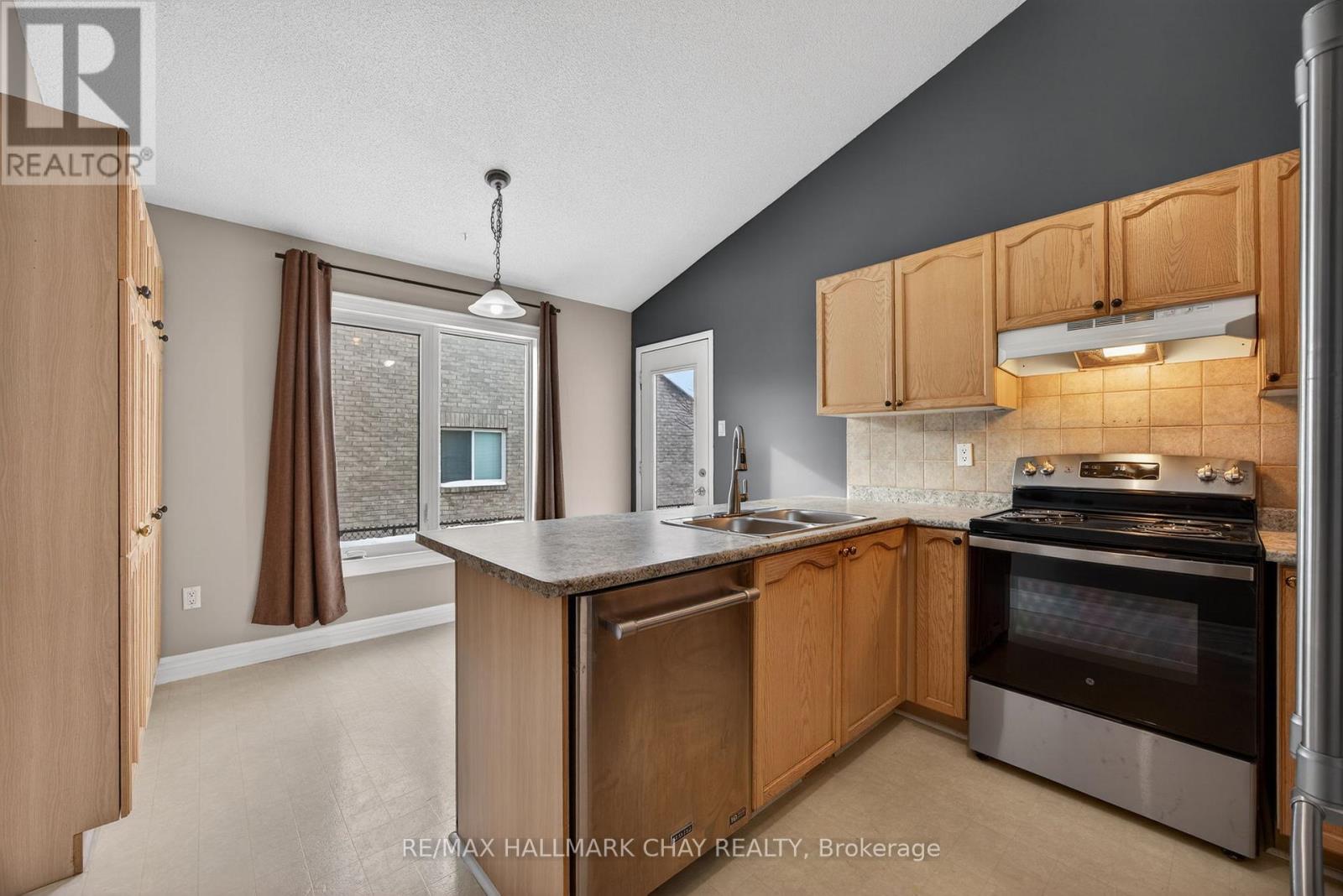 12 Webb Street, Barrie, Ontario  L4N 6V2 - Photo 5 - S12794968