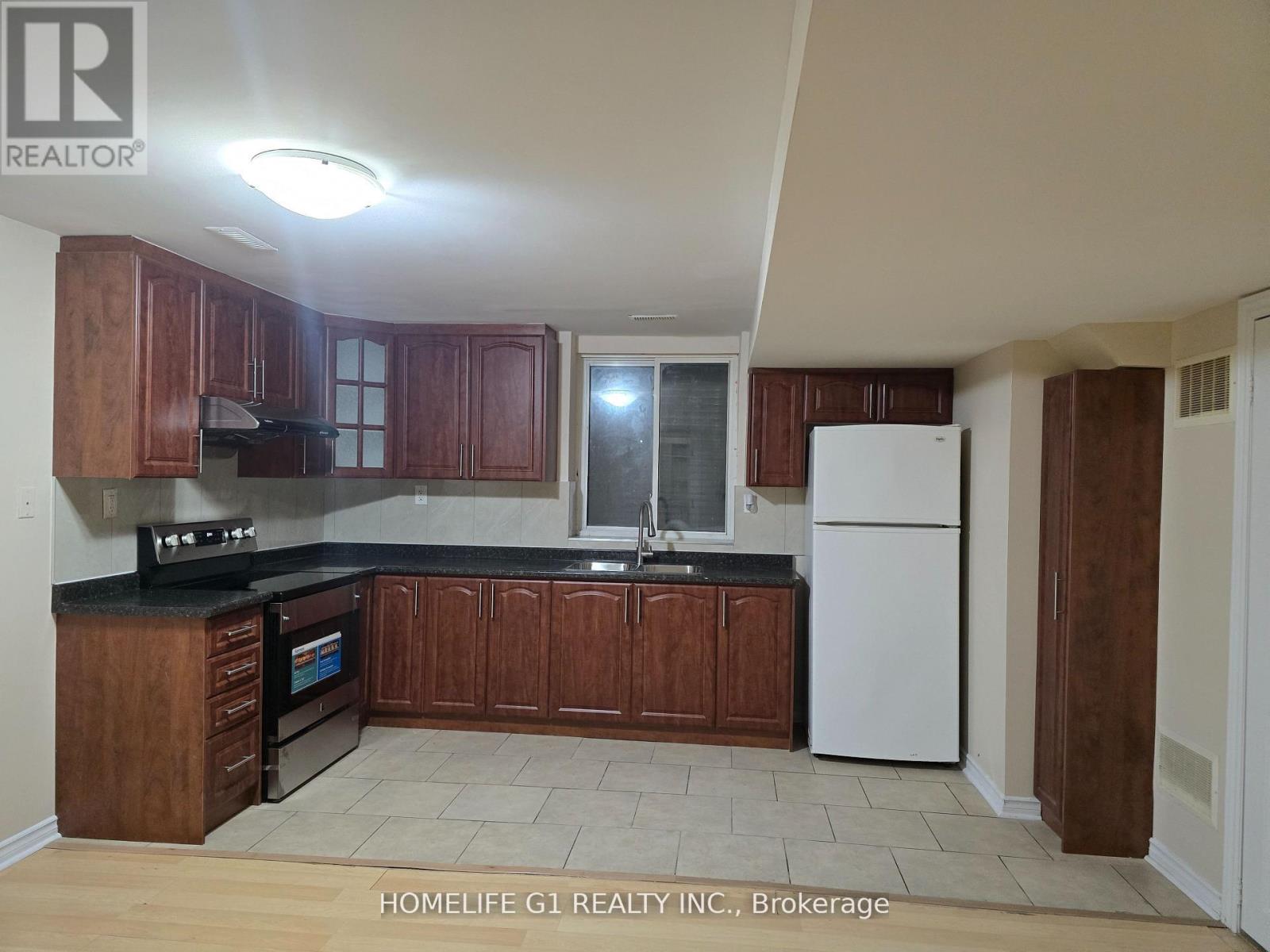 12 Fieldview Drive, Brampton, Ontario  L6P 2X7 - Photo 3 - W12795172