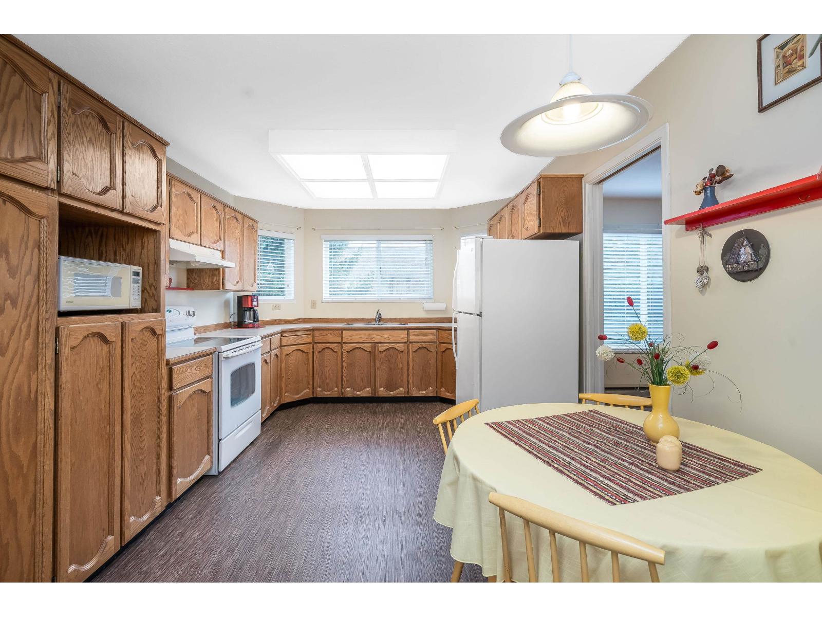 203 1378 Fir Street, White Rock, British Columbia V4B 4B2 - Photo 8 - R3090280