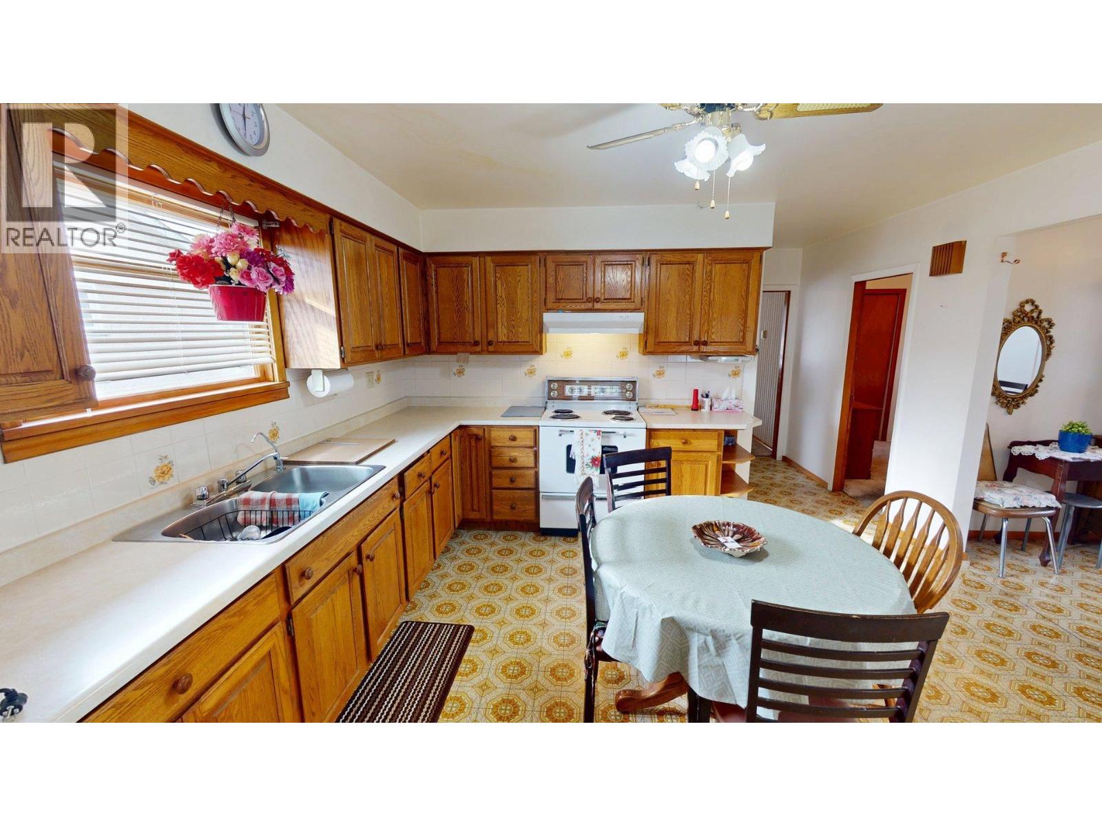 308 17th Avenue N, Cranbrook, British Columbia  V1C 3X1 - Photo 8 - 10376097