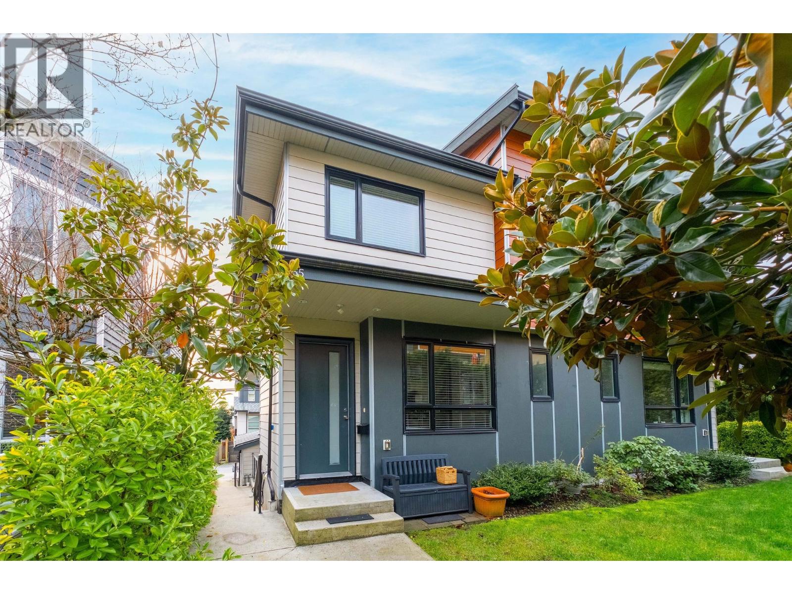 255 E 6th Street, North Vancouver, British Columbia  V7L 1P4 - Photo 1 - R3090544