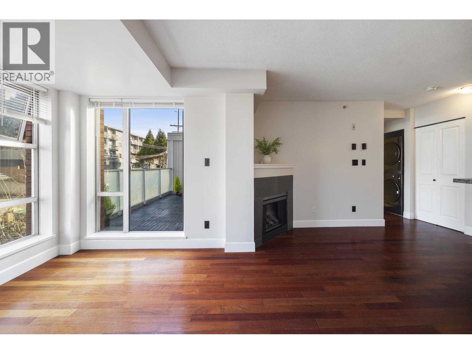 413 3811 Hastings Street, Burnaby, British Columbia  V5C 6V2 - Photo 2 - R3090554