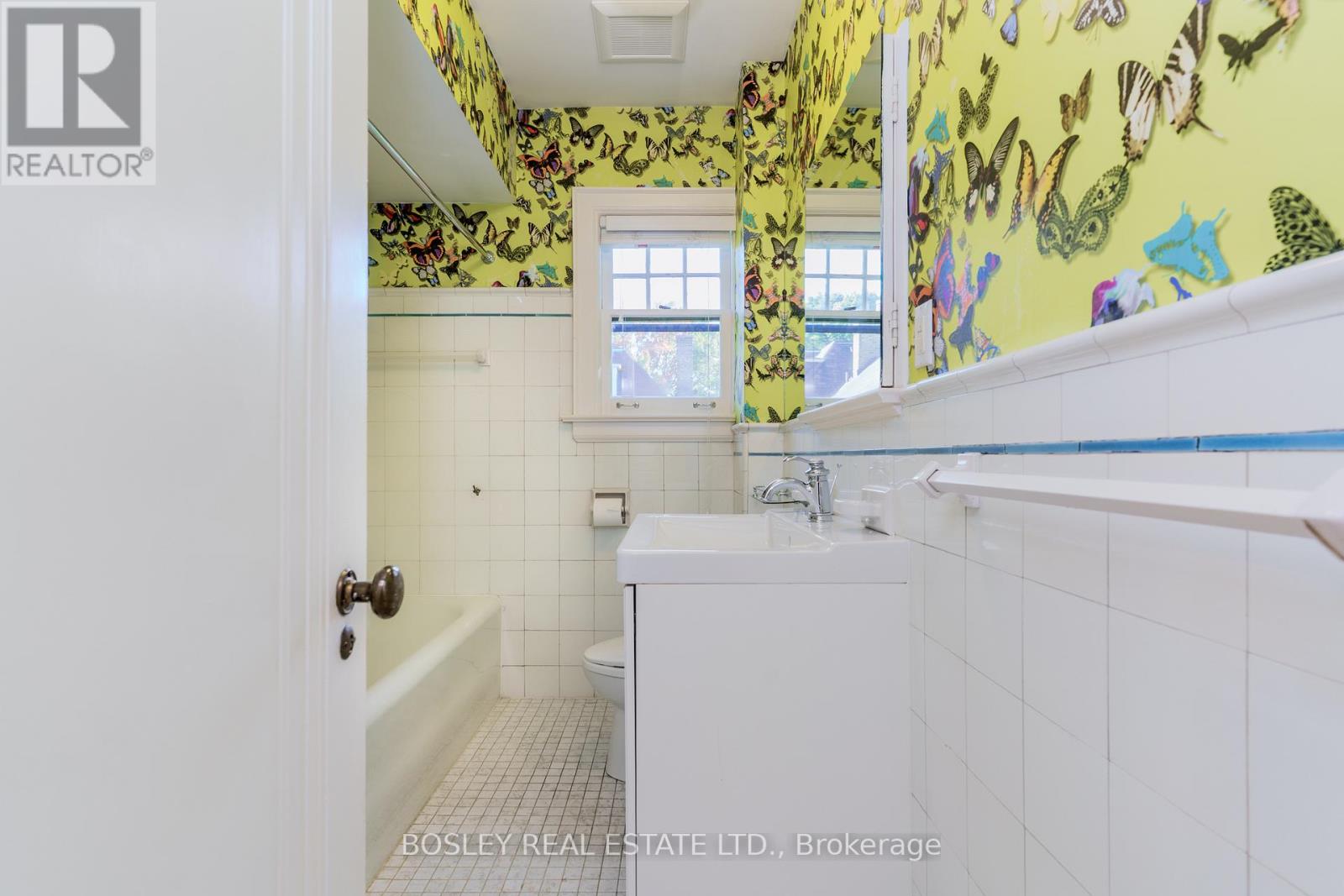 Upper - 20 Coulson Avenue, Toronto, Ontario  M4V 1Y5 - Photo 15 - C12795318