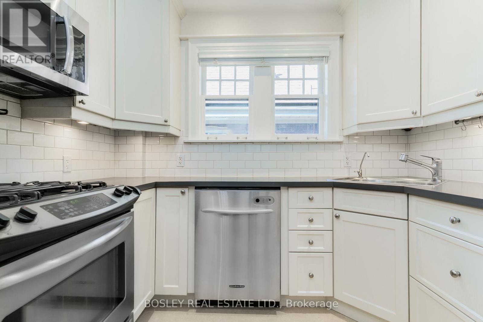 Upper - 20 Coulson Avenue, Toronto, Ontario  M4V 1Y5 - Photo 20 - C12795318