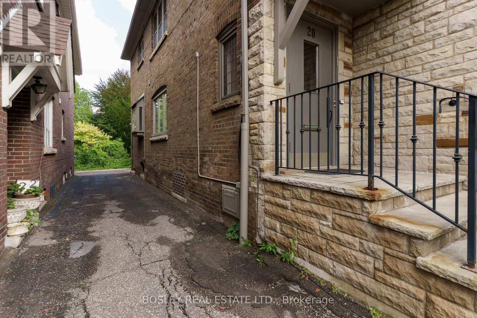 Upper - 20 Coulson Avenue, Toronto, Ontario  M4V 1Y5 - Photo 40 - C12795318