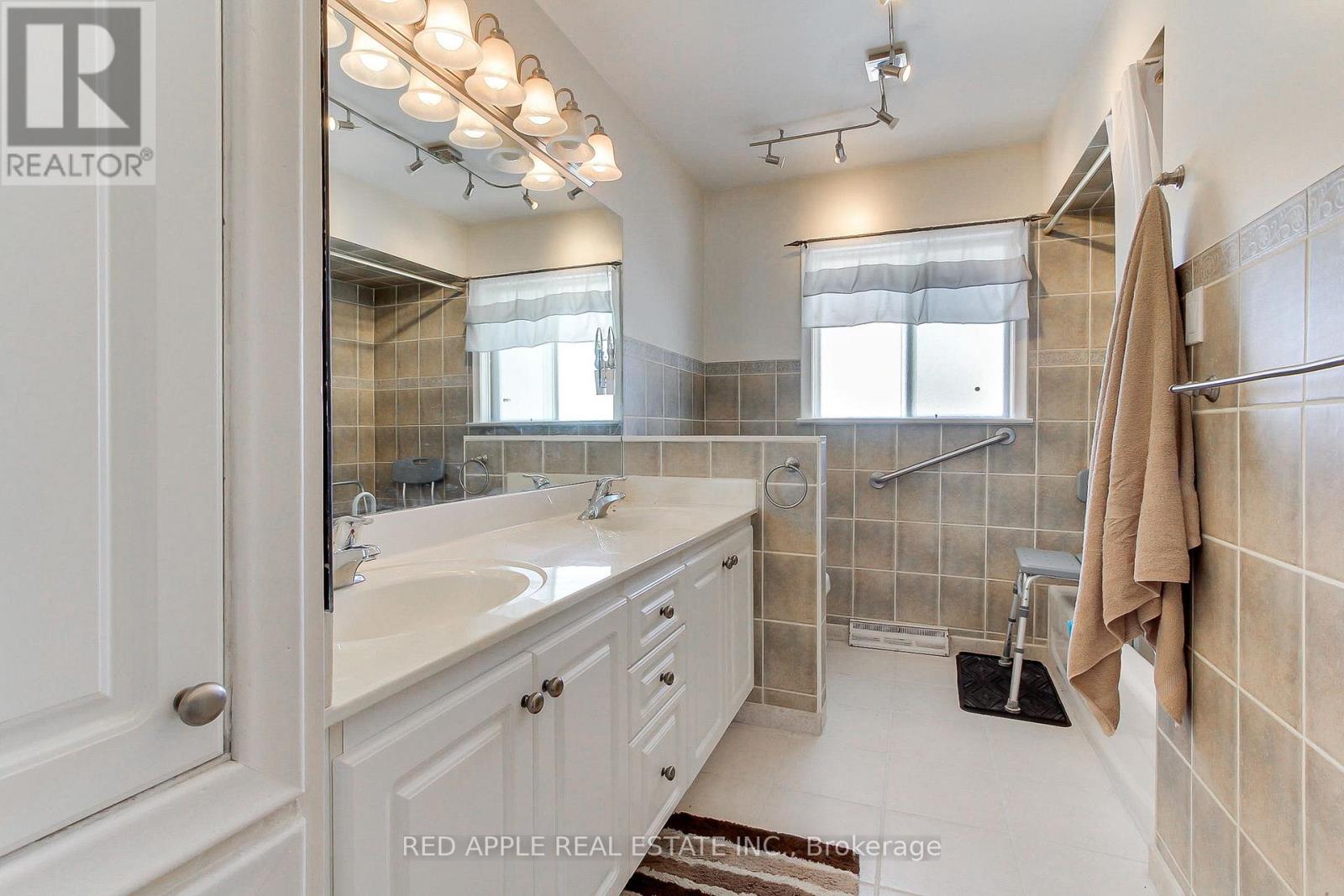 24187 Warden Avenue, Georgina, Ontario  L4P 3E9 - Photo 17 - N12795240