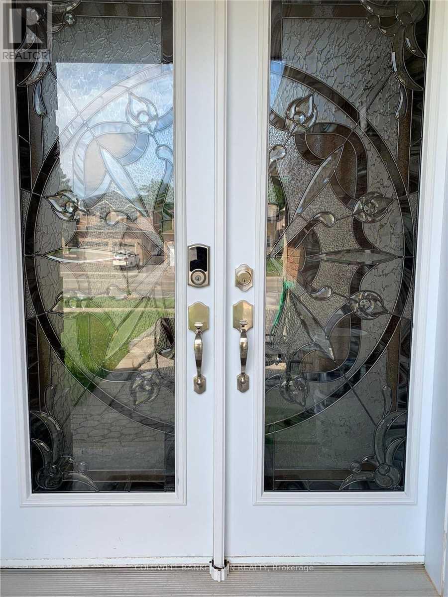 1622 Bristol Road W, Mississauga, Ontario  L5M 4B5 - Photo 3 - W12795232