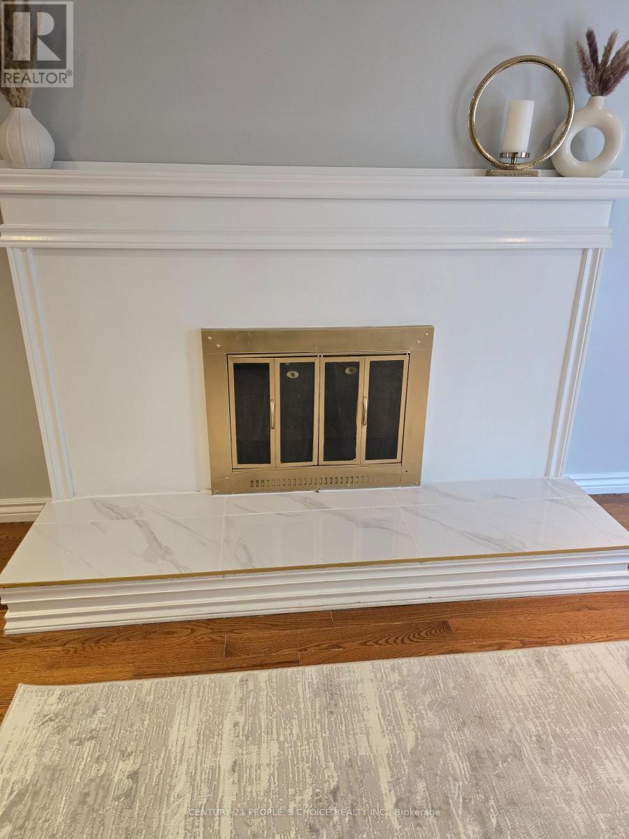 6063 Farmstead Lane, Mississauga, Ontario  L5N 2Y9 - Photo 4 - W12795252