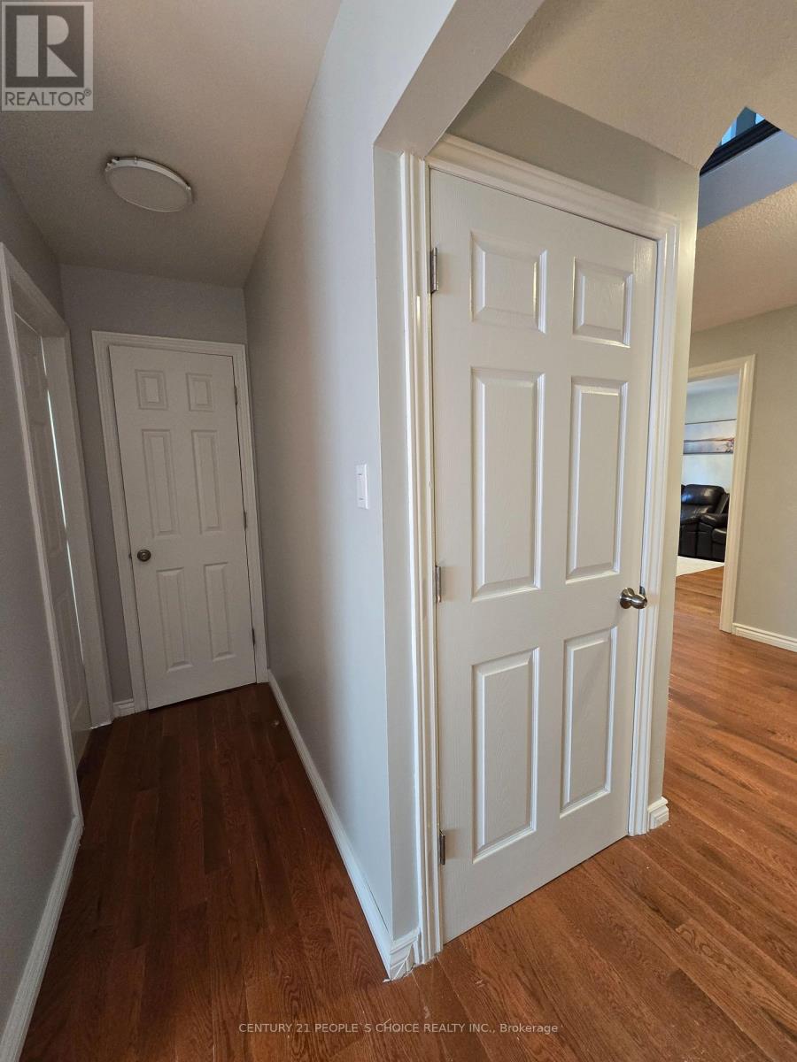 6063 Farmstead Lane, Mississauga, Ontario  L5N 2Y9 - Photo 6 - W12795252