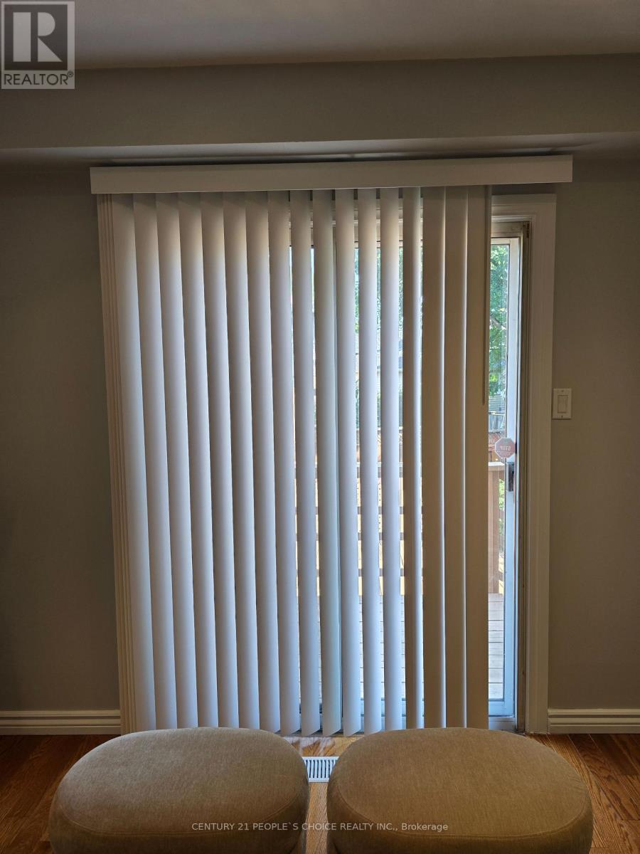 6063 Farmstead Lane, Mississauga, Ontario  L5N 2Y9 - Photo 9 - W12795252