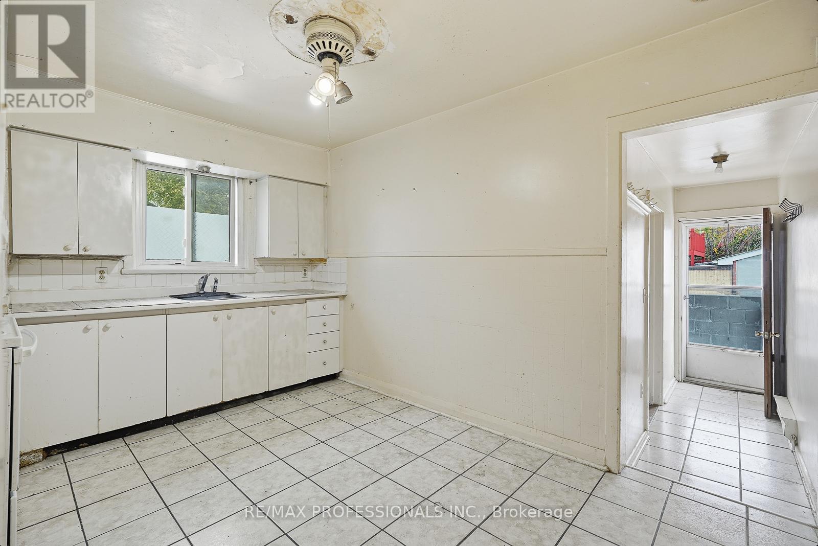 127 Kane Avenue, Toronto, Ontario  M6M 3N1 - Photo 9 - W12795286