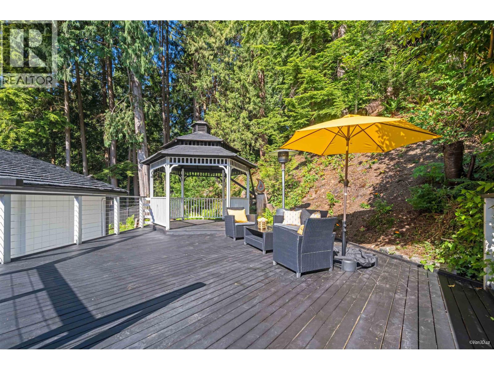 3870 Emerald Drive, North Vancouver, British Columbia  V7R 3B8 - Photo 3 - R3079388