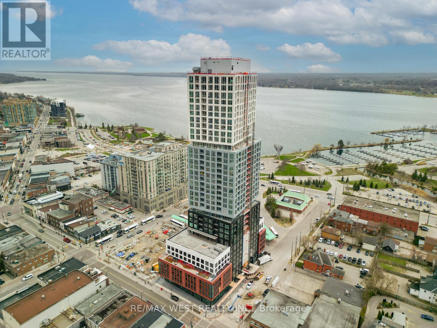 1210 - 39 Mary Street, Barrie, Ontario  L4N 1S9 - Photo 2 - S12599406