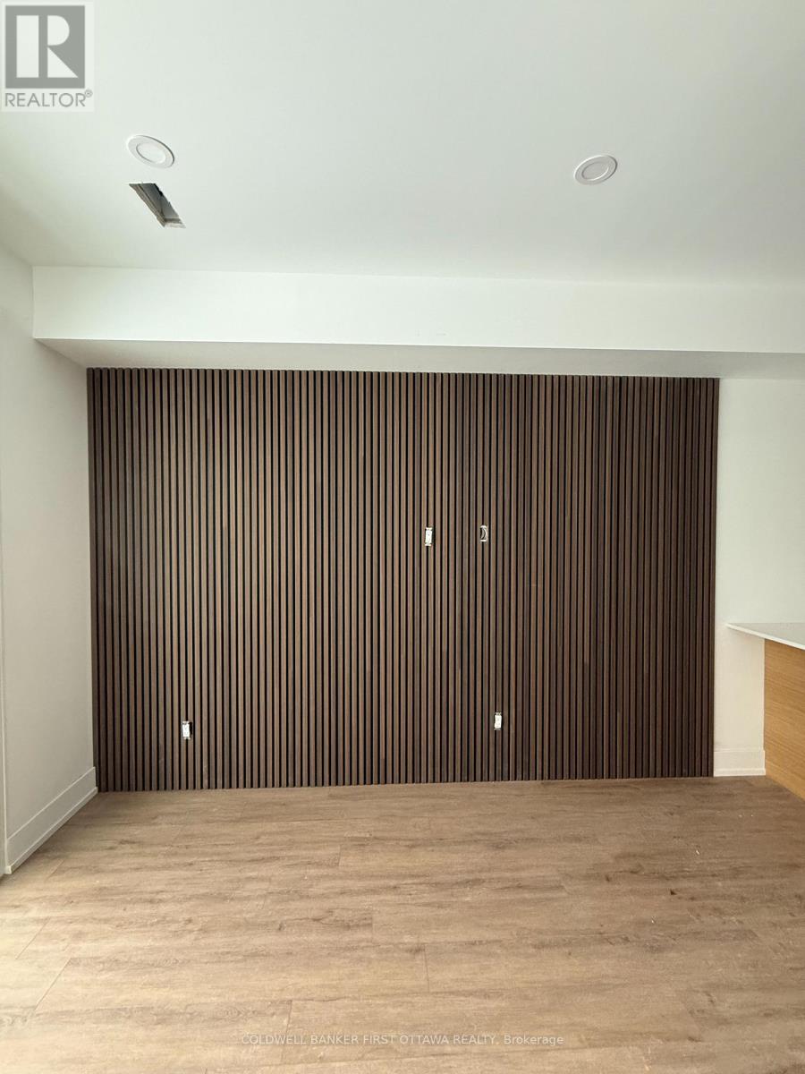 B - 886 Byron Avenue, Ottawa, Ontario  K2A 0A1 - Photo 2 - X12720236