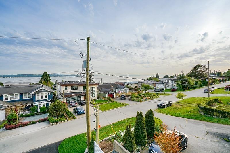 15708 Cliff Avenue, White Rock, British Columbia  V4B 1W2 - Photo 3 - R3090659