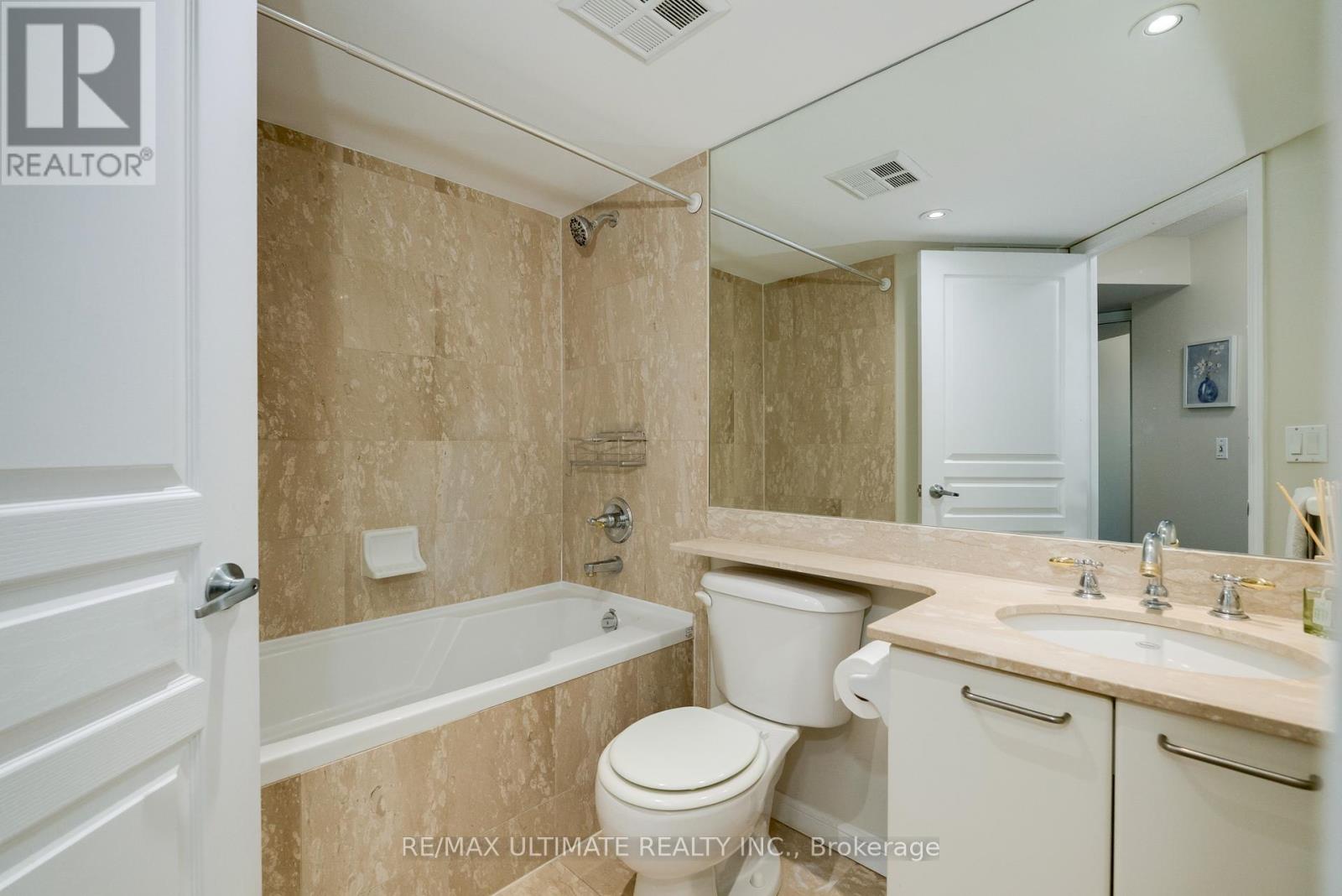 1004 - 140 Simcoe Street, Toronto, Ontario  M5H 4E9 - Photo 5 - C12795424