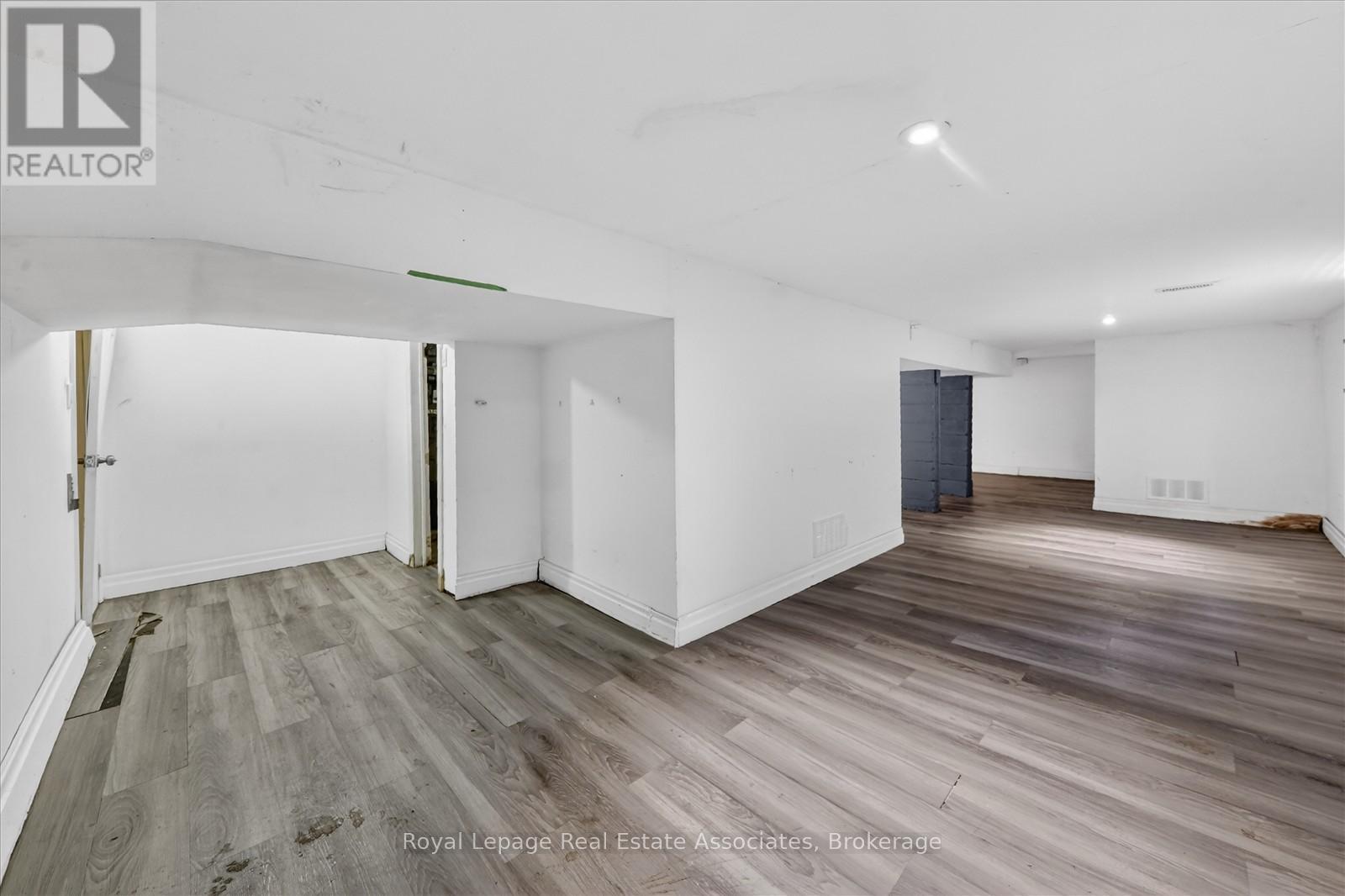 881 Lakeshore Road E, Mississauga, Ontario  L5E 1E2 - Photo 21 - W12795354