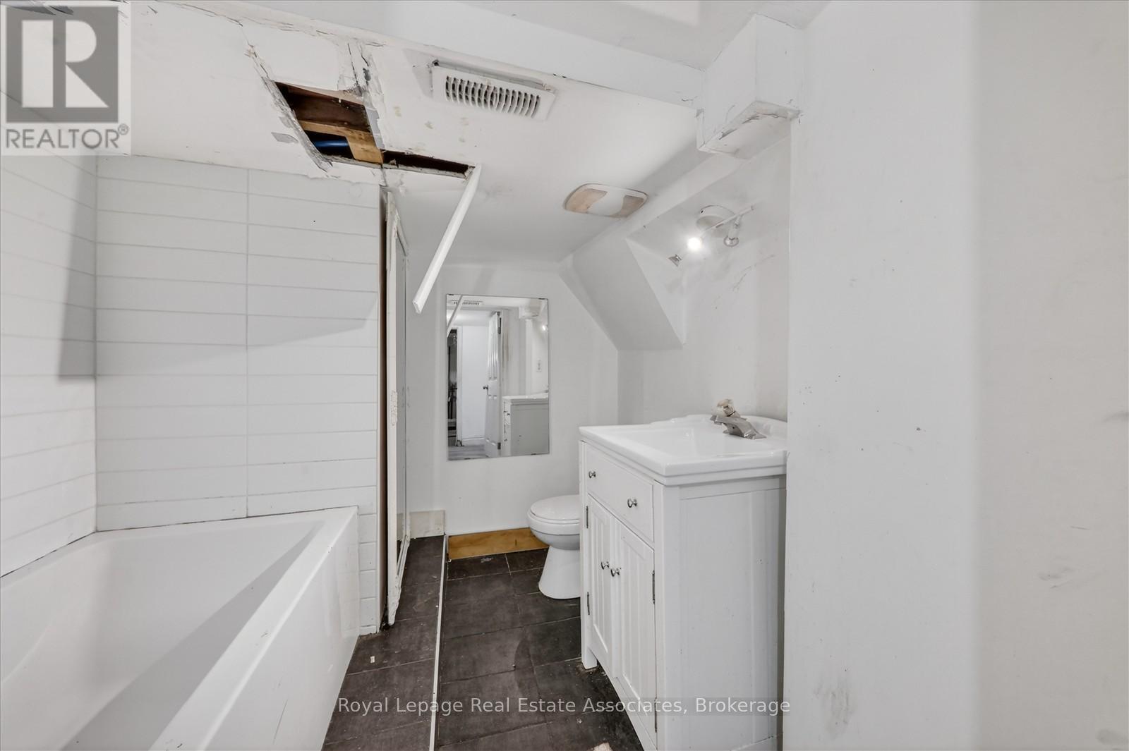 881 Lakeshore Road E, Mississauga, Ontario  L5E 1E2 - Photo 22 - W12795354