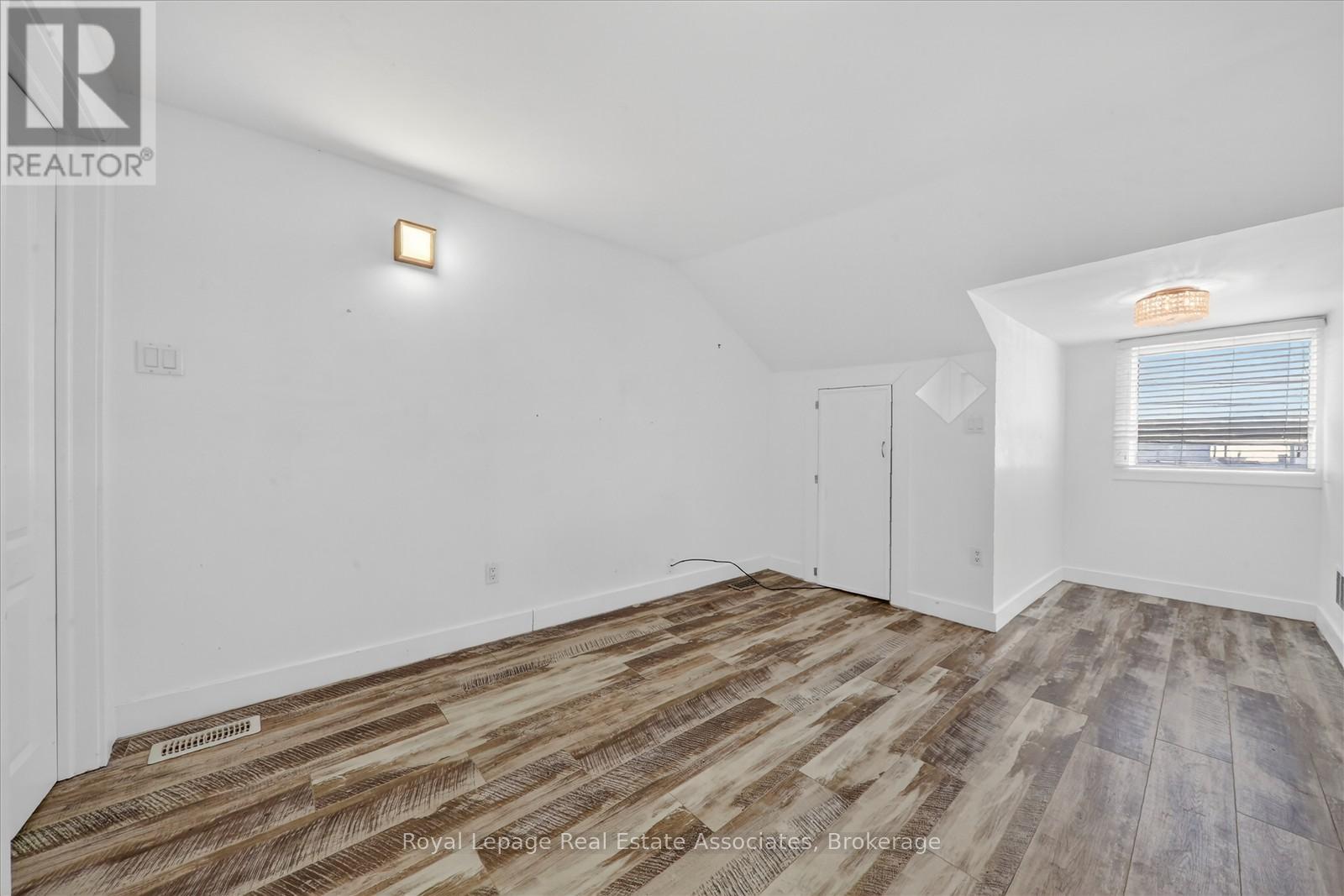 881 Lakeshore Road E, Mississauga, Ontario  L5E 1E2 - Photo 29 - W12795354